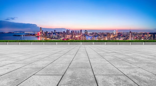 Pavimento in mattoni vuoto con sfondo skyline della città