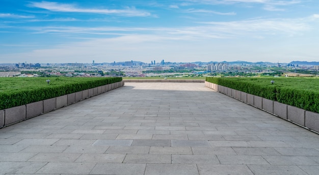 Pavimento in mattoni vuoto con sfondo skyline della città