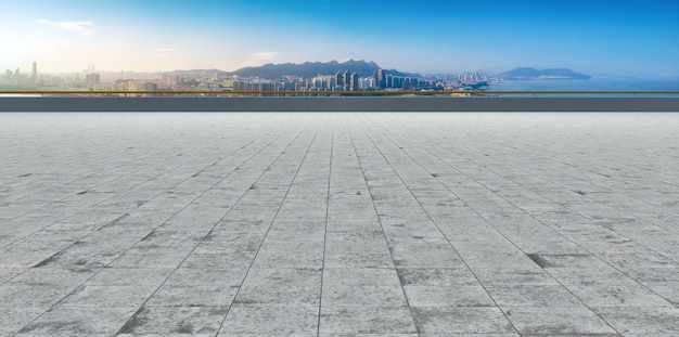 Pavimento in mattoni vuoto con sfondo skyline della città