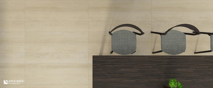 Foto pavimento in piastrelle di legno beige con sedie
