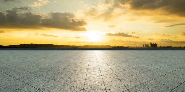 Pavimento in piastrelle di pietra di forma triangolare vuota con cielo