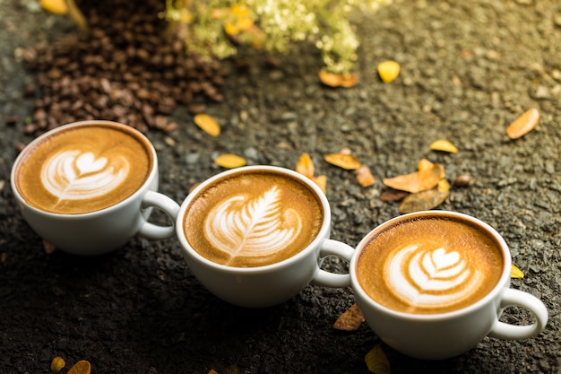 pavimento in pietra Autunno di latte art caffè su pietra