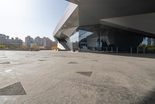 Pavimento quadrato vuoto e architettura moderna a Taiyuan, nella provincia di Shanxi, Cina