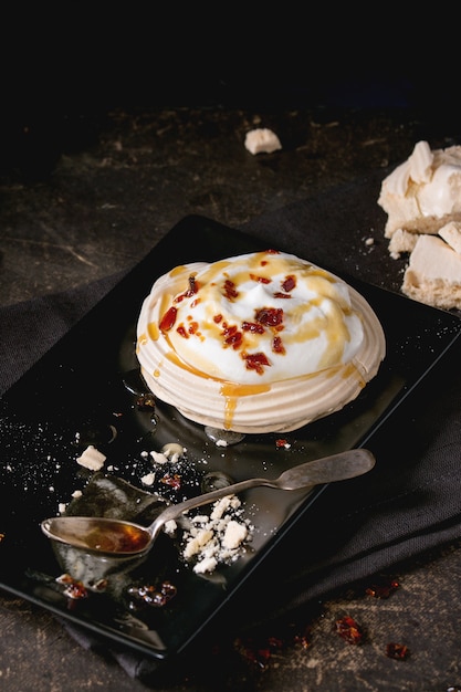 Pavlova dessert con caramello