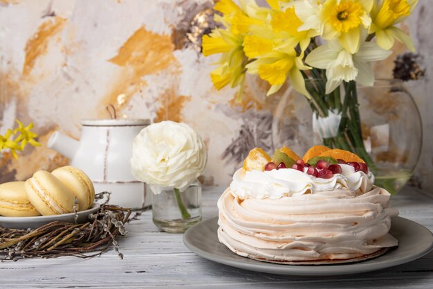 Pavlova è una torta a base di meringa condita con frutta e panna montata