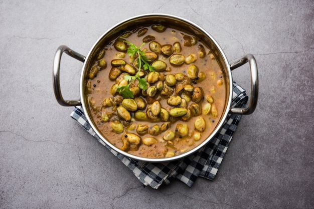 Pavta Bhaji o Lima Beans Curry Ricetta conosciuta anche come Popat Dana sabzi in India, servita in una ciotola