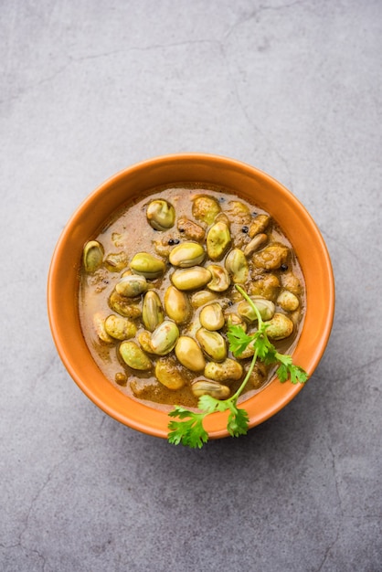 Pavta Bhaji o Lima Beans Curry Ricetta conosciuta anche come Popat Dana sabzi in India, servita in una ciotola