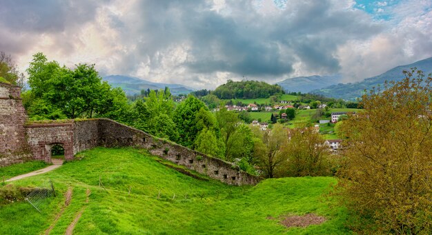 Pays Basque, antico muro di Saint Jean Pied de Port nel sud della Francia