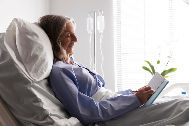 Paziente a letto in ospedale