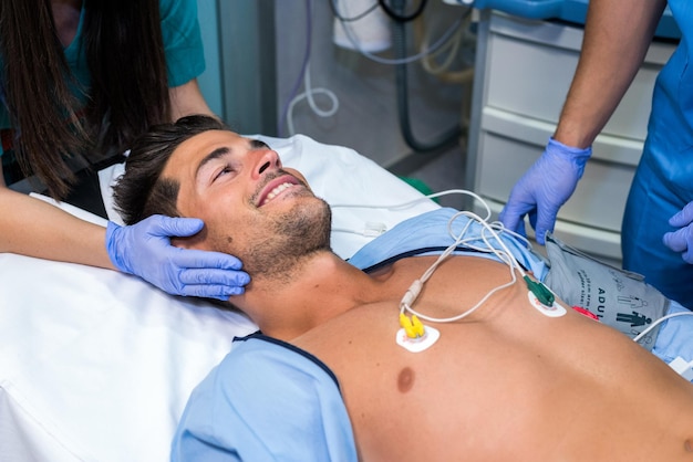 Paziente allegro in ospedale curato