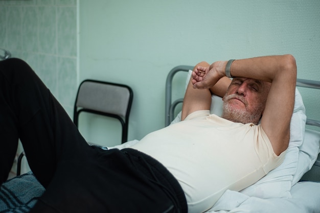 Paziente anziano che riposa sul letto nell&#39;ospedale