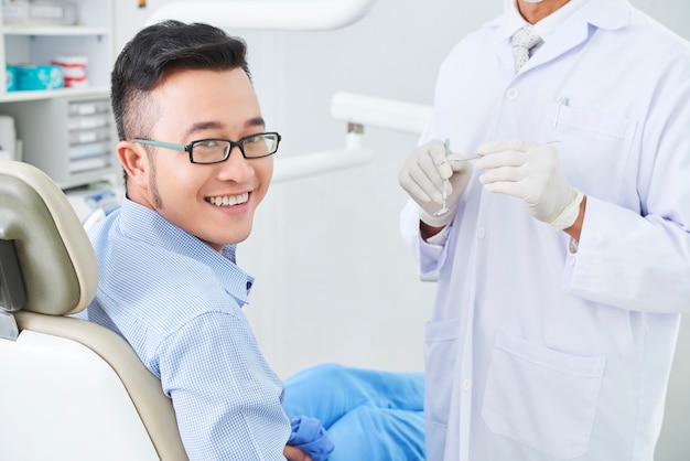 Paziente Asiatico Felice Al Dentista