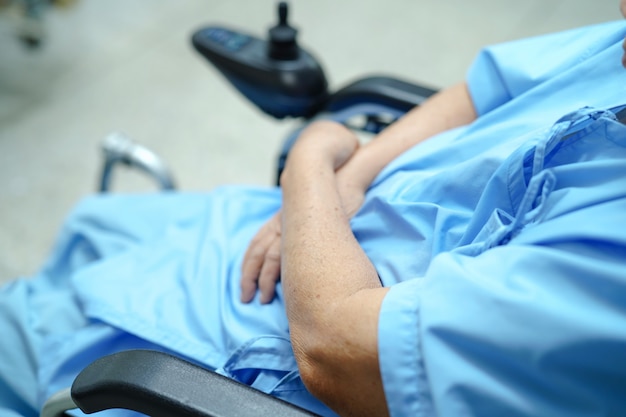 Paziente asiatico o anziano della donna della signora anziana sulla sedia a rotelle elettrica all&#39;ospedale di cura