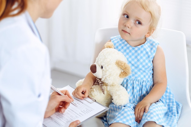 Paziente bambino sorridente felice alla normale ispezione medica. Medico e paziente in clinica. Medicina, concetti sanitari.