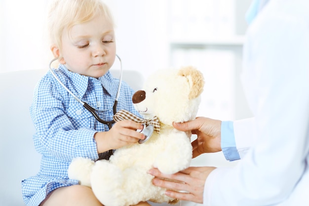 Paziente bambino sorridente felice alla normale ispezione medica. Medico e paziente in clinica. Medicina, concetti sanitari.