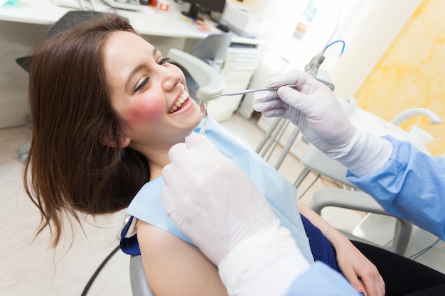 Paziente che cura il dentista