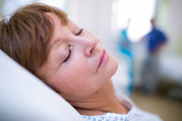 Paziente che dorme sul letto