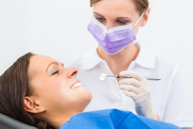 Paziente con il dentista - trattamento dentale