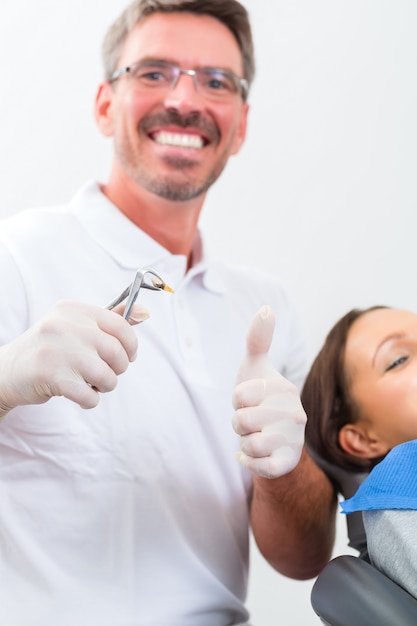 Paziente con il dentista - trattamento dentale