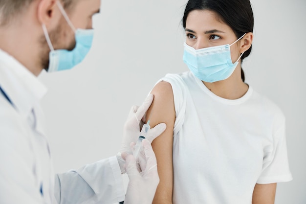 Paziente con maschera medica in ospedale e medico iniezione di vaccinazione Foto di alta qualità