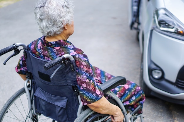 Paziente della donna anziana anziana o anziana della signora anziana che si siede sulla sedia a rotelle