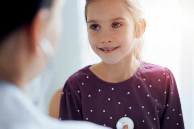 Paziente della ragazza del bambino alla consueta ispezione medica. Medico e bambino paziente a casa. Medicina, concetti sanitari