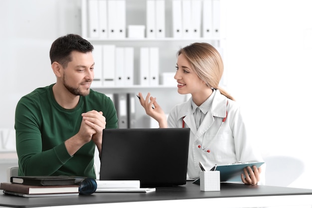 Paziente di consulenza medico femminile in clinica