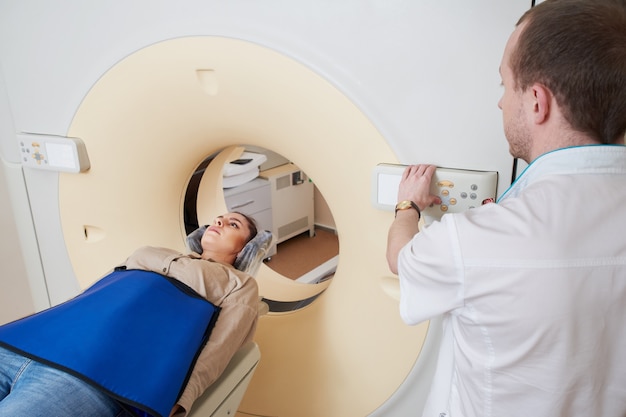 Paziente di sesso femminile sottoposto a MRI - Risonanza magnetica in ospedale. Attrezzature mediche e concetto di assistenza sanitaria