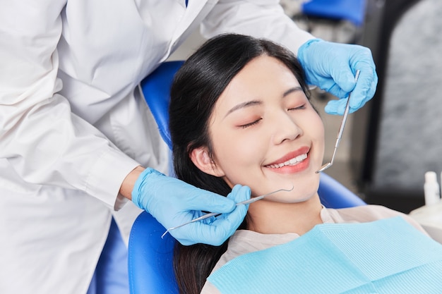 Paziente donna dal dentista