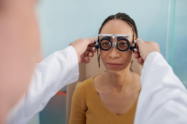 Paziente femminile che controlla la visione