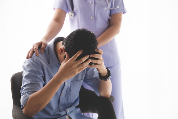 Paziente femminile che è rassicurato dal dottore In Hospital Room