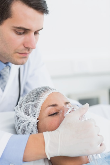 Paziente femminile che riceve ventilazione artificiale