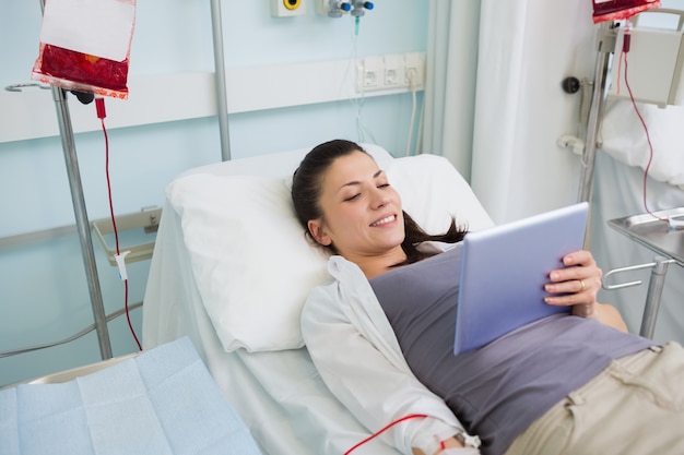 Paziente femminile che tiene un computer tablet