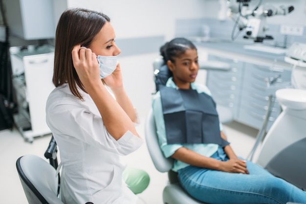 Paziente femminile e dentista, gabinetto di stomatologia