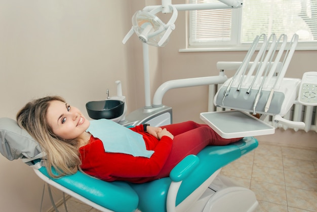 Paziente femminile sorridente nella sedia dei dentisti