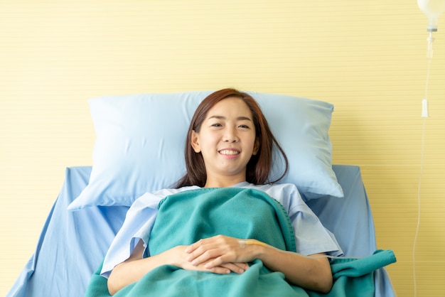 paziente femminile sul letto d&#39;ospedale