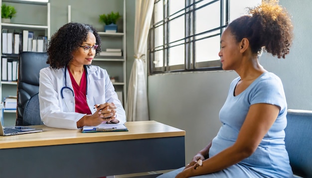 Paziente in menopausa stressato consultazione con un medico o uno psichiatra consulente che diagnostica ex