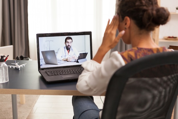 Paziente in una videochiamata con il suo medico da casa.