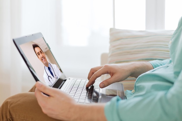 paziente in videoconferenza con il medico sul portatile