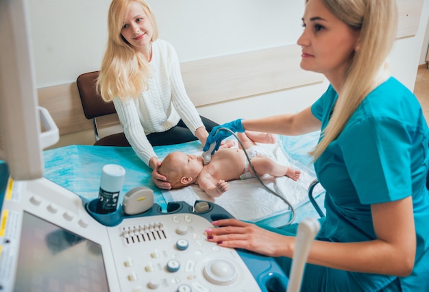 Paziente medico e bambino. Ultrasuoni Diagnostica. Ecografia.