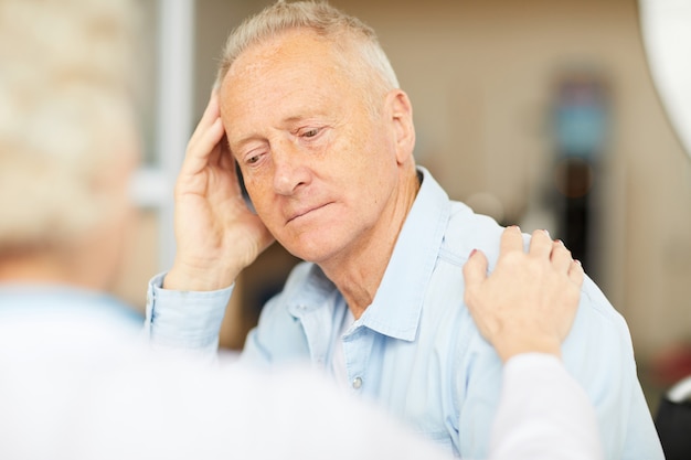 Paziente senior che ascolta il medico