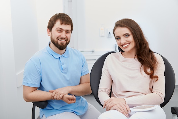 Paziente soddisfatto dopo la sessione del dentista