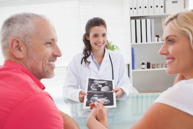 Paziente sorridente che consulta un medico