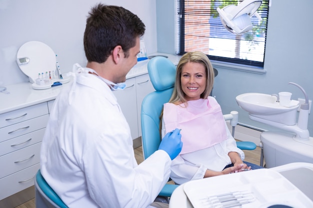 Paziente sorridente che discute con il dentista