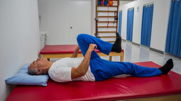 Paziente sottoposto a terapia riabilitativa in un centro medico