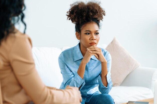 Paziente triste con disturbo da stress post-traumatico in terapia cruciale per la salute mentale con uno psicologo