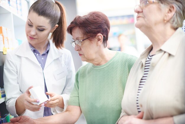 Pazienti che confrontano i prezzi con il farmacista