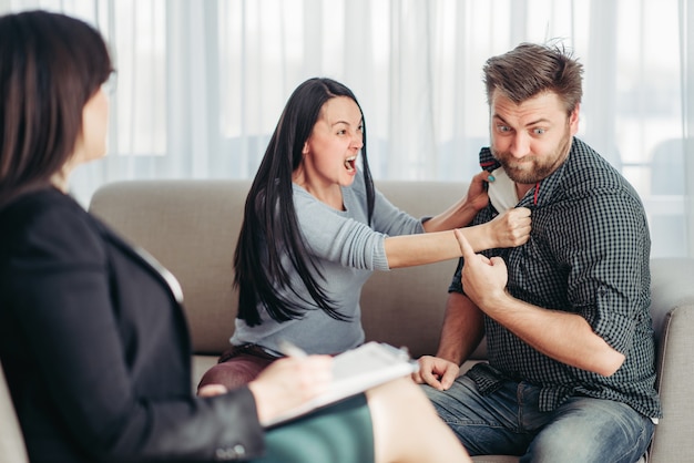 Pazienti di coppia pazza alla reception dello psicoterapeuta