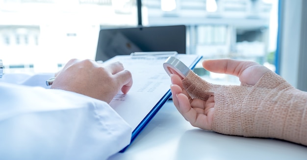 Pazienti in infortunio al braccio, i medici riferiscono i risultati degli esami sanitari e raccomandano i farmaci.