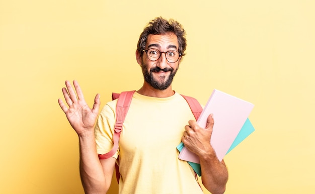 Pazzo espressivo che sorride felicemente, agitando la mano, accogliendoti e salutandoti. concetto di studente adulto